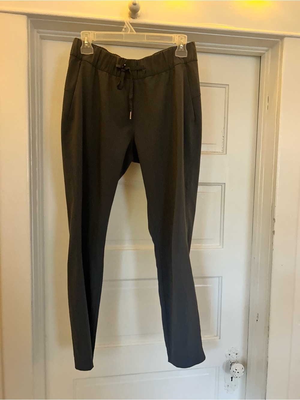 CROPPED woman’s lululemon athletica Black Slim Drawstring Joggers